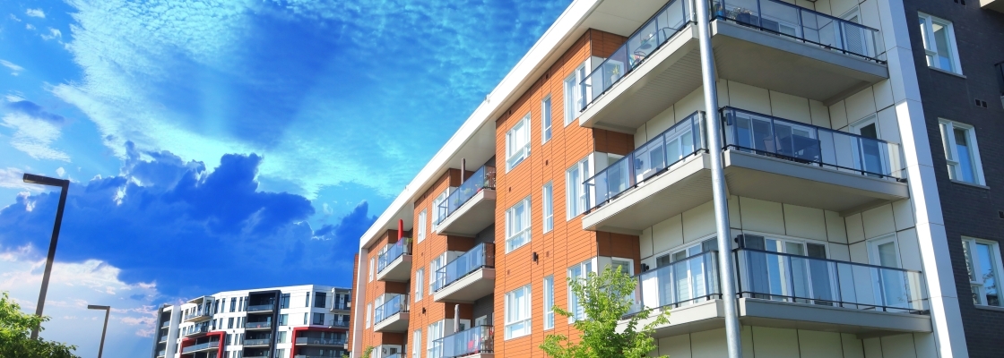 A four story condo building with patios